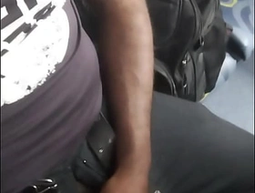 Batendo uma dentro do ônibus cheio de tesão handsome gay porn korean