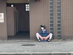 女装子まゆちゃんが公園駐車場のトイレ前でロングスカートでパンチラ露出を楽しんでいたのにがまんしきれずパンツを脱いで下半身丸出し露出プレイを楽しむ gay porn japan young