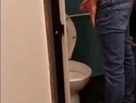 PEGUEI UM GRINGO NO BANHEIRO Attain CINEMA.  TORA CABEÇUDA E LEITEIRA. OS MELHORES BANHEIRÕES ESTÃO NO RED E SUBSCRIÇÃO japan gay porn 2020