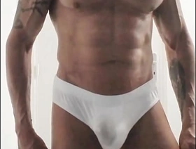 Exhib dans les vestiaires je pisse dans mon slip avant d'éjaculer dedans, korean gay men porn