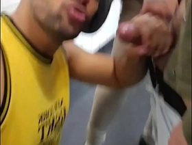 MAMADOR CHUPANDO VARIOS MACHOS NO WC DO TERMINAL DE ÔNIBUS- COMPLETOS NO SHEER.COM. jap gay knead porn