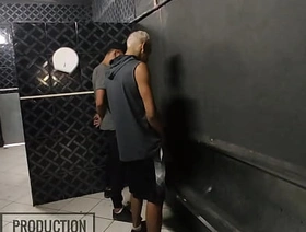 Pegação no banheirão do clube de sexo korean gay sauna porn