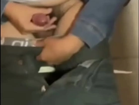 Cruising en los baños de un centro comercial hot chinese cube gay porn