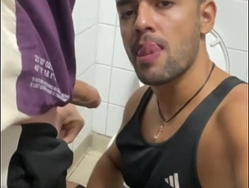MAMANDO UM VAGABUNDO DE PICA ROSADA NO BANHEIRO chinese creampie joyous porn