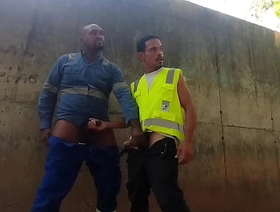 Trabalhadores transando escondido atrás da obra no horário de trabalho hot gay porn riding