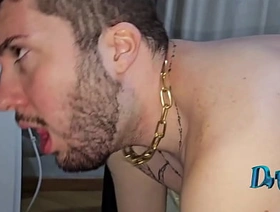 Branquinho tatuado mamando e dando pro dotado na cama (COMPLETO NO RED) hot beefy gay porn