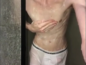 Novinho tomando banho e mostrando pica hot gay porn free