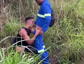 Seguiu o trabalhador no mato pra olhar ele mijar e acabou caindo de boca. vídeo completo no peppery porn myanmar gay