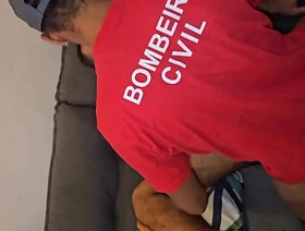 FUI NA CASA DO SOCYAL ARRUMAR O ENCANAMENTO, NO FINAL AINDA GANHEI UM BELA SURRA DE CU DESSE HOMEM GOSTOSO. chinese gay men porn