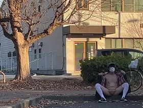 女装子まゆちゃんがどこかの駐車場で全裸に羽織っていたアウターの前を広げて露出プレイをするその真後ろを人が通り過ぎていく hot gay sex porn video