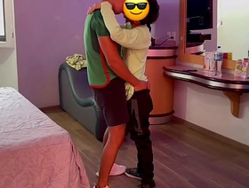 Por los gemidos de Gio, Omar está lamiendo y tocando los lugares correctos. Se acuesta, abre las piernas y Omar va directo al agujero de Gio. Gio se sube encima de Omar y se sienta sobre su polla myanmar gay porn videos