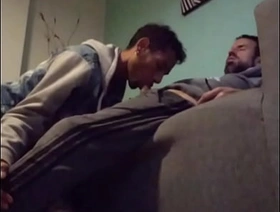 Macho disfruta de una deliciosa mamada mientras relaja en el sofá. japan gay uncensored porn
