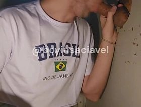 Levando leitada de desconhecidos no glory hole porn gay sg