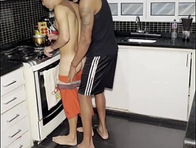 Vendedor de bala fode o cuzinho do amigo na cozinha enquanto sua mae está na igreja sg jc gay porn