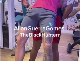 O lutador de MMA Allan guerra pegou o negão pra treinar e acabou em broderagem na sauna da academia hot dads gay porn