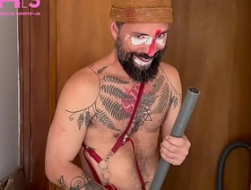 Palhaço gostoso tatuado com objetos hot gay porn abs