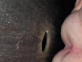 COROA SÓ QUERIA SE ALIVIAR, ENTROU EM UMA CABINE DE SEXO E PEGOU DUAS ROLAS GRANDES. gay japan porn ko