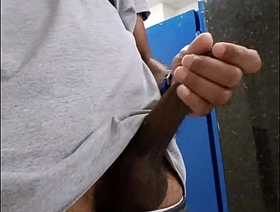 CHEIO DE TESÃO NO BANHEIRO PUBLICO. indian hot gay porn pic