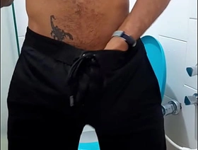 Alisando o pau no banheiro Pt1. hot gay hd porn