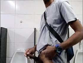 MAIS PUNHETA NO BANHEIRO. hot gay office porn