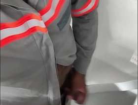 Trabalhador colação a rola pra fora do uniforme e começa a bater uma e começa a bater uma korean gay massage porn