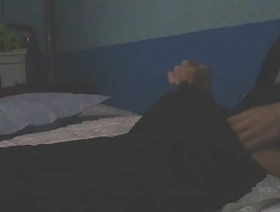 Novinho de 15 cm bate punheta á noite korean public gay porn