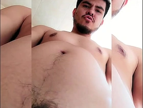 CHACALITO ORINANDO Y EXPRIMIÉNDOSE LA VERGA hot honourable guy gay porn