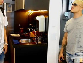 FLAGREI O MARIDO DA MINHA AMIGA TOMANDO BANHO, TIVE QUE BATER UMA VENDO indonesian gay porn twitter