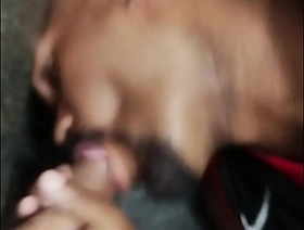 Trabalhador deita no chão pra chupar hot asia gay porn