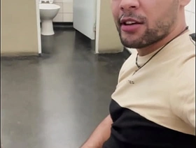 Mamando a rola do pedreiro da obra até o macho jorrar leitinho hot gay porn chinese