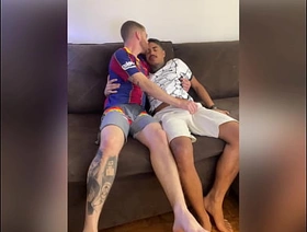 negro dotado comendo o branquinho em varias posições com direito a dildo e mijada gay japan hot porn