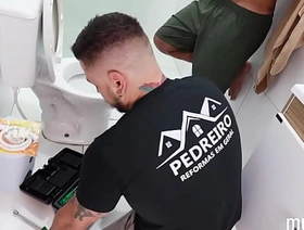 O encanador me comeu gostoso e ainda deu o rabo dele pra mim! hot gay porn vr
