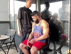 O BOMBADÃO MANDOU O BARBEIRO PICAR ATRÁS E ACABOU LEVANDO A PICADA NO CU korean gangbang gay porn