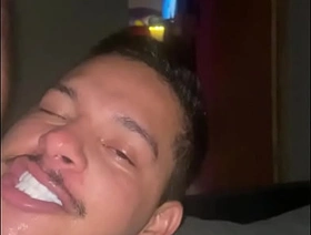 Fui no Shopping e vi o Pacote grosso na bermuda desse cara quando ele me viu ele pegou no PAU e me chamou e acabou indo pra casa dele da bem gostoso pra ele porn gay hot teen