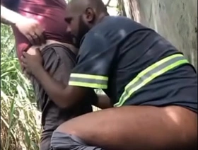 Trabalhador chupando o entregador no mato shoei japan gay porn