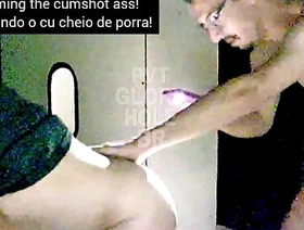O visitante rabudo me enganou no GloryHole... Disse que queria ser chupado, porém queria ser fodido... Dei o que ele queria! (COMPLETO NO RED) chinese seduce gay porn