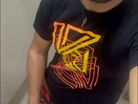 Batendo punheta amaciando essa pica grossa do tronco até a cabeça até gozar no banheiro do bar gay japan porn iciness