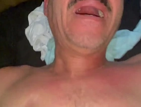 Porteiro entrou no quarto na hora que os machos estavam trepando, entrou na pica também e gemeu gostoso - FULL RED watch japan gay porn